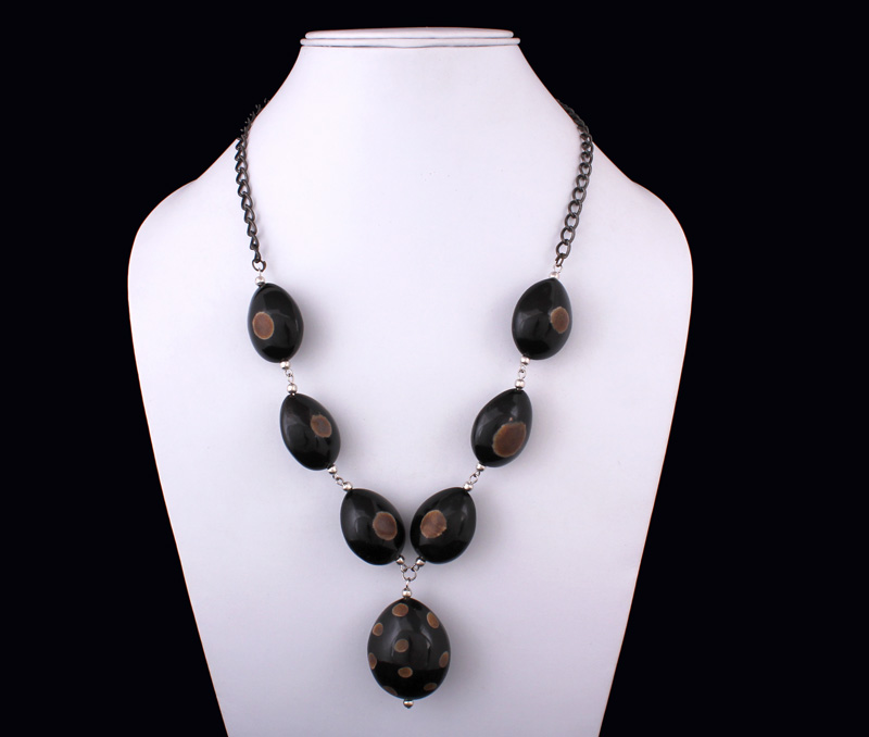 Vogue Crafts & Designs Pvt. Ltd. manufactures Dotted Horn Bead Necklace at wholesale price.